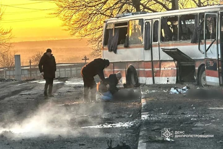 in-the-bus-attacked-by-russia-in-dnipropetrovsk-region-there-were-miners-the-number-of-victims-increased-to-15