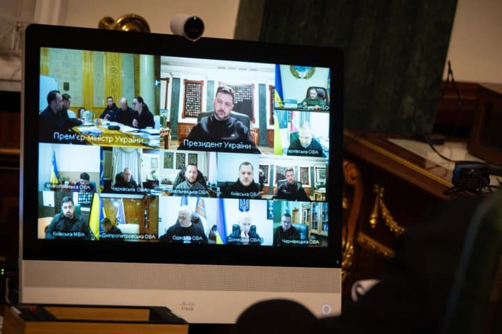 ye-udary-nemaie-udariv-vse-odno-sotni-budynkiv-u-kyievi-bez-opalennia-zelenskyi-rozkrytykuvav-robotu-stolychnoi-vlady