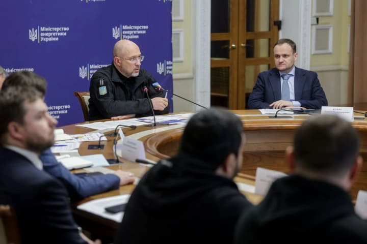 in-kyiv-63-teams-are-working-on-restoring-power-grids-and-over-220-teams-are-working-on-restoring-heat