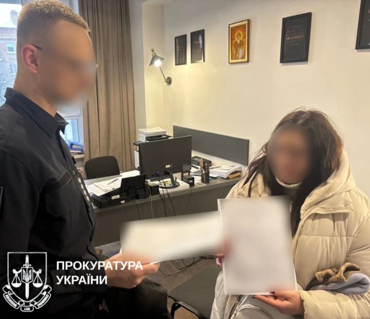 u-kyievi-posadovytsiu-ttsk-pidozriuiut-u-vtruchanni-do-reiestru-viiskovozoboviazanykh-yii-zahrozhuie-do-15-rokiv-tiurmy