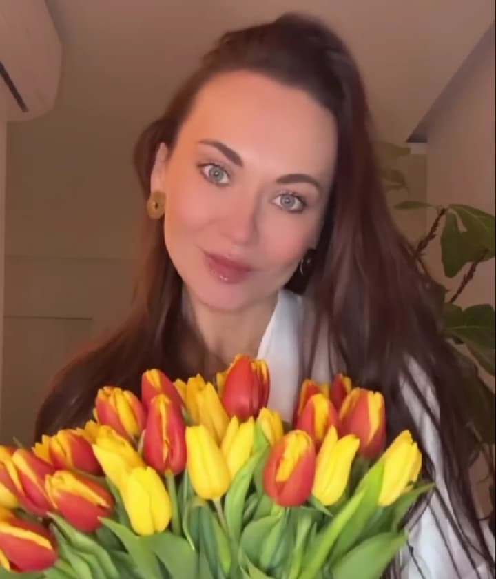 novii-roman-anna-salivanchuk-ocharovala-poklonnikov-nezhnim-tantsem-s-tsvetami