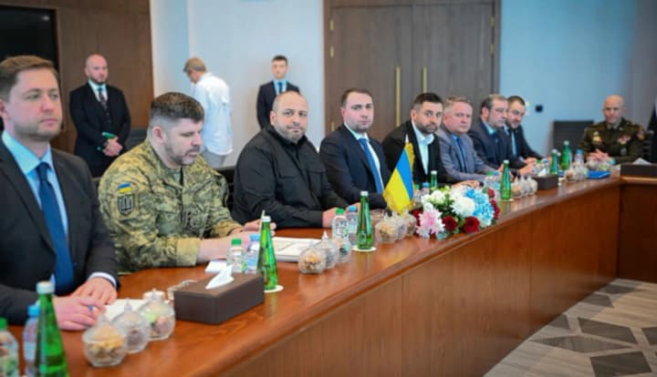 ukrainskaya-storona-podtverdila-zavershenie-pervogo-dnya-peregovorov-v-abu-dabi-prodolzhenie-planiruetsya-zavtra