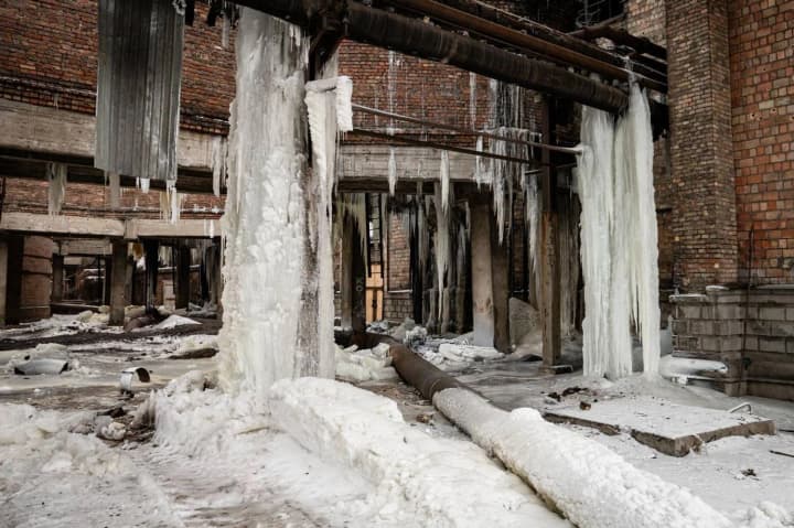 ponad-60-posliv-ta-predstavnykiv-mizhnarodnykh-orhanizatsii-pobachyly-ruinuvannia-darnytskoi-tets-u-kyievi-pislia-atak-rf