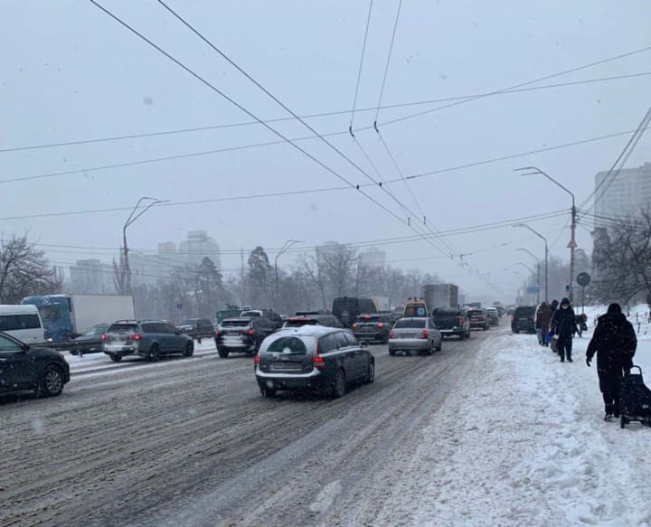 kyiv-and-the-region-are-stuck-in-traffic-jams-due-to-heavy-snowfall-on-february-5-photos-videos-and-all-details