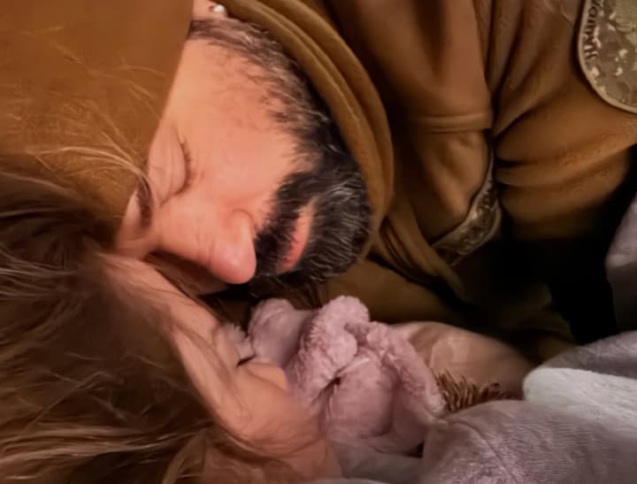 kogda-slova-izlishni-yelena-mozgovaya-pokazala-muzha-voennogo-i-nezhnii-moment-s-docheryu