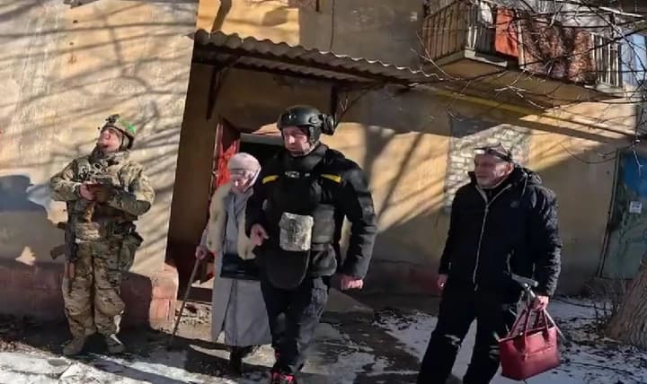 spasateli-pokazali-evakuatsiyu-9-chelovek-iz-druzhkovki-v-donetskoi-oblasti