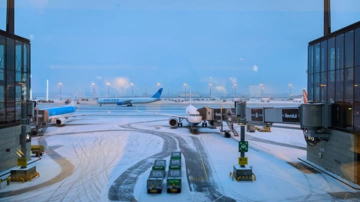 kollaps-v-germanii-aeroport-berlina-zakrili-iz-za-ledyanogo-dozhdya-i-gololeda-yest-problemi-s-zheleznodorozhnim-soobshcheniem