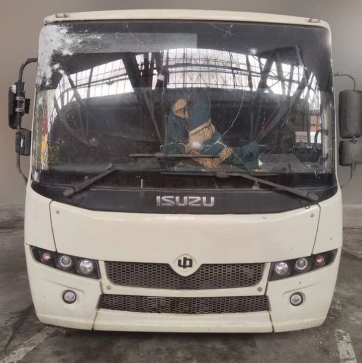 dron-rf-atakuvav-marshrutku-u-khersoni-vodii-otrymav-minno-vybukhovu-travmu