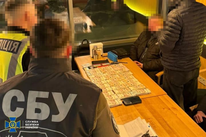 vymahav-vidkat-za-postavku-navchalnoho-obladnannia-do-kyivskykh-shkil-zatrymano-posadovtsia-kmda