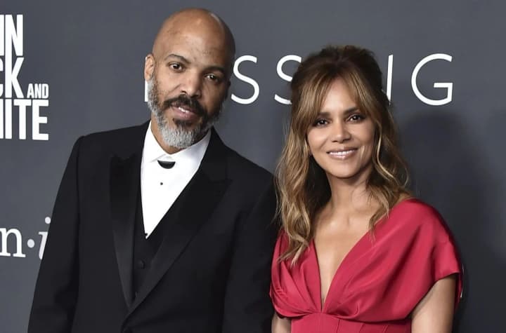 kholli-berri-obyavila-o-pomolvke-s-muzikantom-vanom-khantom-posle-pochti-shesti-let-otnoshenii