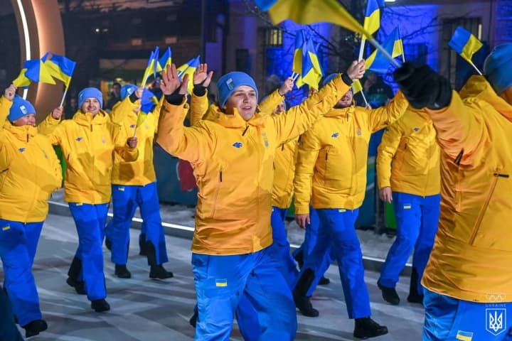 zbirna-ukrainy-vziala-uchast-u-paradi-na-tseremonii-vidkryttia-olimpiiskykh-ihor