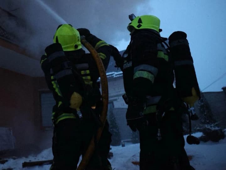 vnaslidok-rosiiskoi-ataky-na-rivnenshchynu-postrazhdaly-2-liudei-poshkodzheni-budynky-dsns