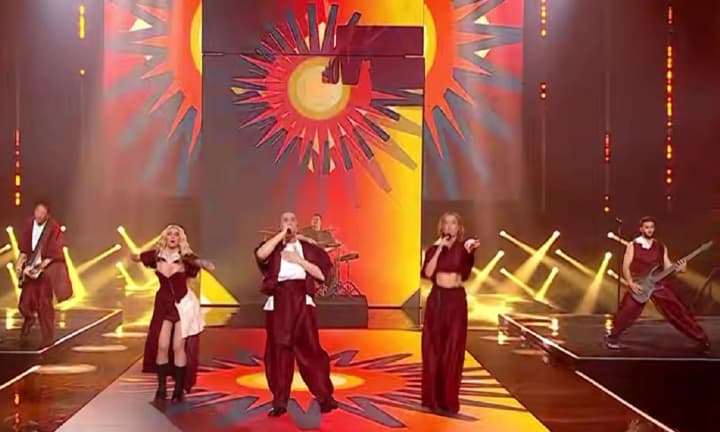 zhest-pidtrymky-predstavnyk-moldovy-satoshi-zaspivav-na-natsvidbori-ukrainy-predstavnyk-moldovy-na-maibutnomu-pisennomu-konkursi-spivak-satoshi-v-kintsi-svoho-performansu-vin-vyhuknuv-slova-pidtrymky-na-adresu-ukrainy-i-zapevnyv-shcho-moldova-zavzhdy-bula-i-bude-ukraintsiam-harnym-druhom-i-susidom