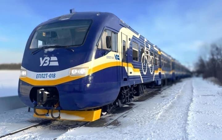 voiska-rf-udarili-po-zheleznodorozhnoi-infrastrukture-na-chernigovshchine-otmenen-ryad-reisov