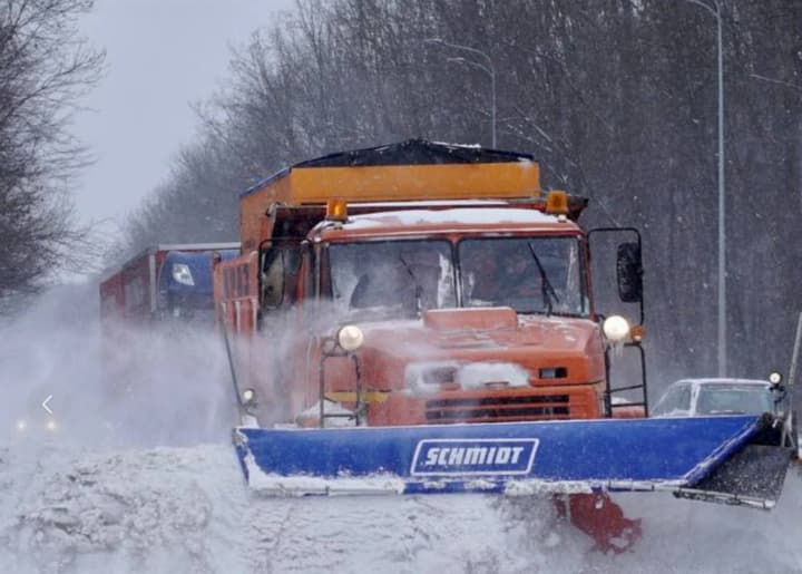 na-osnovnykh-dorohakh-sposterihaietsia-ozheledytsia-mistsiamy-snihovi-zamety-vodiiv-poperedyly-pro-mozhlyve-uskladnennia-rukhu-transportu