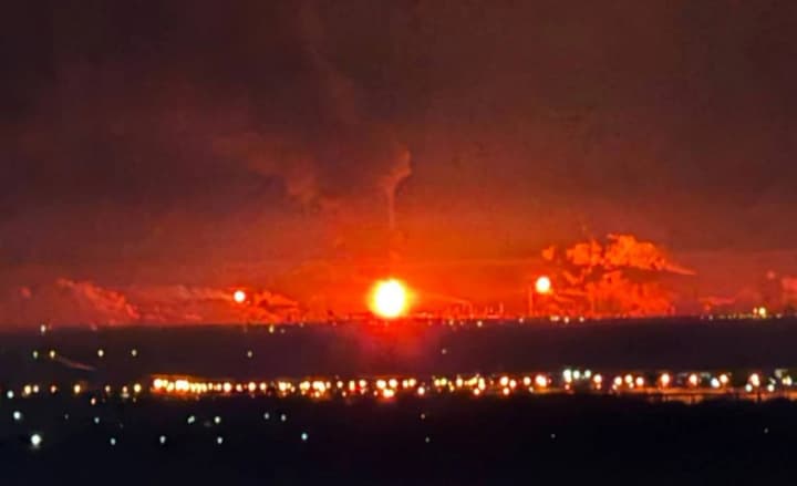 masovana-ataka-bpla-na-volhohradsku-oblast-pozhezha-na-zavodi-ta-poshkodzhennia-budynkiv