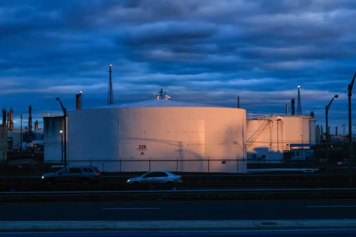 napruzhenist-navkolo-iranu-shtovkhaie-tsiny-na-naftu-vhoru-popry-zrostannia-zapasiv-u-ssha