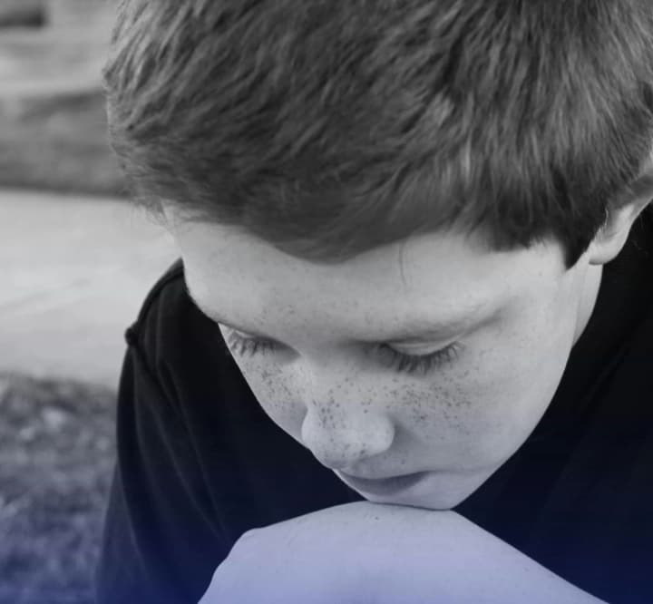 u-kyievi-maty-pokynula-dytynu-v-tiazhkomu-stani-zalyshyvshy-bez-yizhi-vody-ta-zviazku