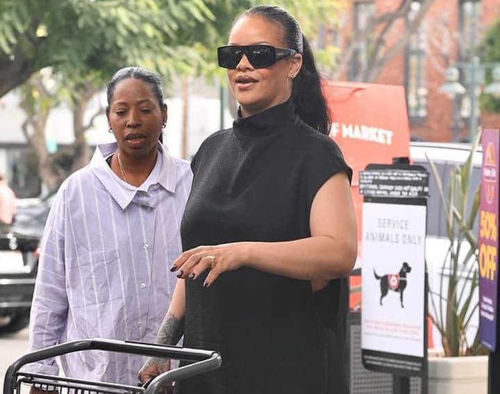 rianna-s-koltsom-na-paltse-podogrevaet-slukhi-o-pomolvke