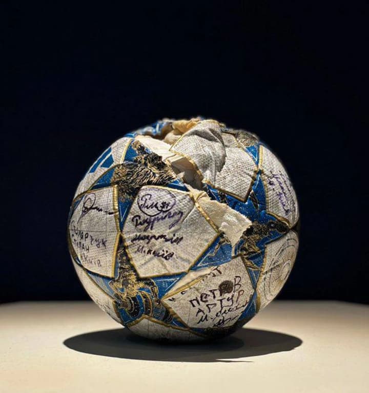 vykhovantsi-fk-lokomotyv-chyiu-bazu-zruinuvala-rf-peredaly-prezydentu-fifa-futbolnyi-miach