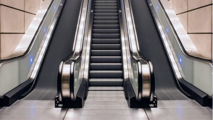 u-torhovomu-tsentri-kharkova-cholovik-zirvavsia-z-nepratsiuiuchoho-eskalatora