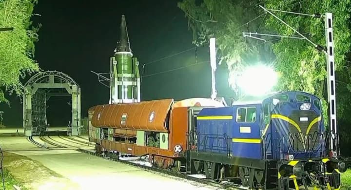 indiia-uspishno-vyprobuvala-balistychnu-raketu-agni-p-na-zaliznychnii-platformi-skhozhu-na-orieshnik