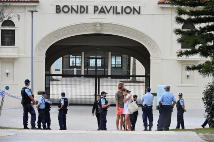 obvynuvachenyi-u-masovomu-vbyvstvi-na-pliazhi-bondi-bich-vpershe-postav-pered-avstraliiskym-sudom