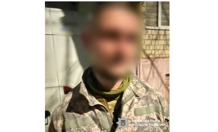 cholovik-kynuv-hranatu-pid-chas-konfliktu-v-chernivtsiakh-troie-travmovanykh