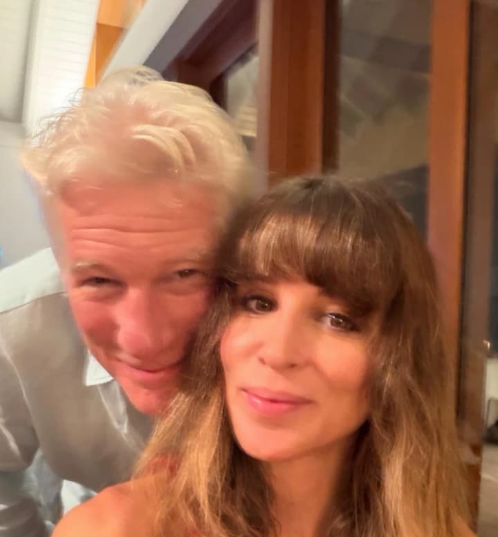 richard-gir-nezhno-pozdravil-zhenu-i-zasvetilsya-s-detmi-na-redkikh-kadrakh