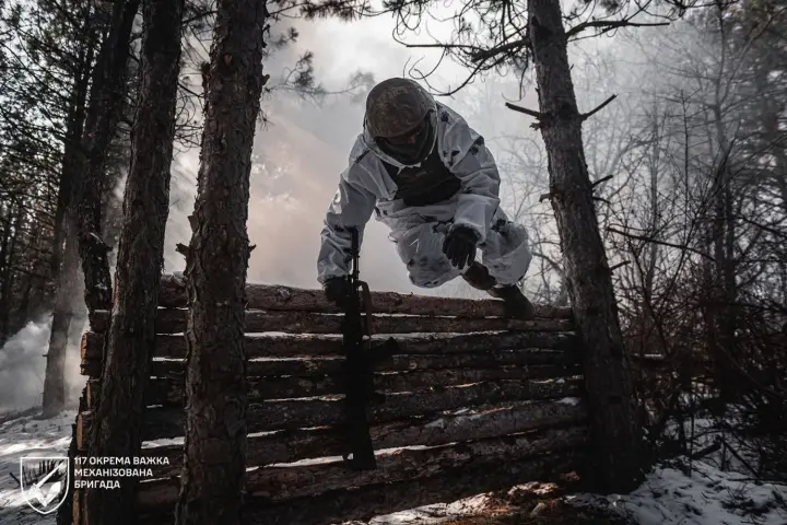 na-fronti-vidbulosia-182-boiovykh-zitknennia-voroh-zapustyv-1654-drony-kamikadze-henshtab