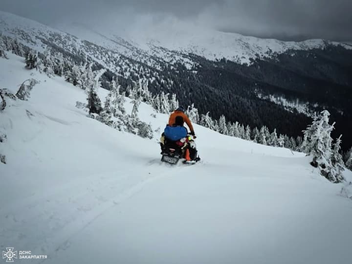dvoie-turystiv-otrymaly-obmorozhennia-ta-malo-ne-zamerzly-na-chornohirskomu-khrebti