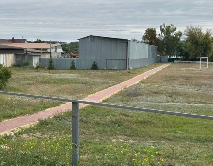 na-kyivshchyni-chynovnyky-derzhheokadastru-pohorily-vidrizavshy-chastynu-shkilnoho-stadionu-dlia-biznesu