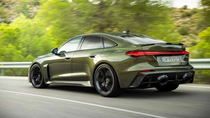 audi-rs5-2026-predstavyly-na-zahal-z-potuzhnistiu-hibrydnoho-dvyhuna-v6-ale-znachno-bilshoiu-vahoiu