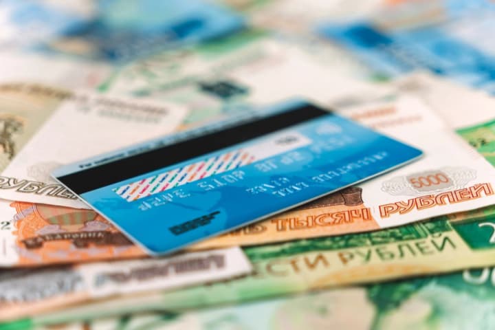 banky-rf-skorochuiut-prohramy-loialnosti-ta-vyplaty-keshbeku-cherez-kryzu-v-ekonomitsi-szru