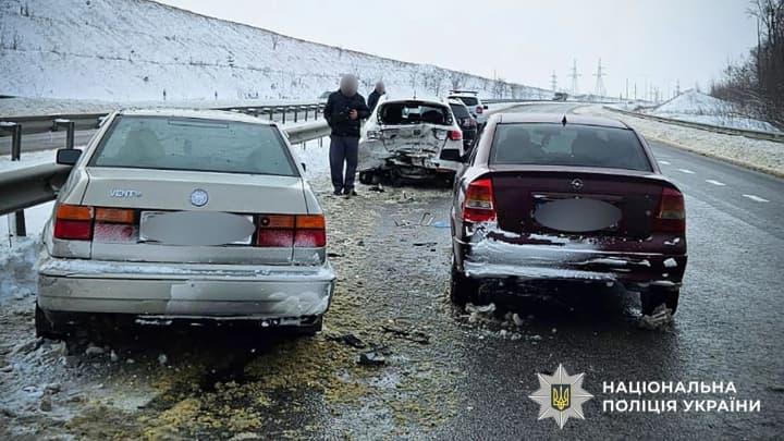 four-cars-collided-on-the-kyiv-kharkiv-highway-a-two-year-old-child-among-the-injured