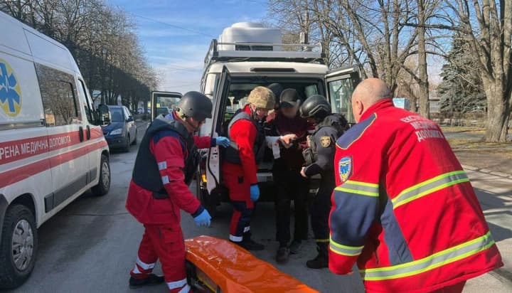 u-nikopoli-cherez-obstril-rf-postrazhdav-77-richnyi-cholovik-poshkodzheno-budivli