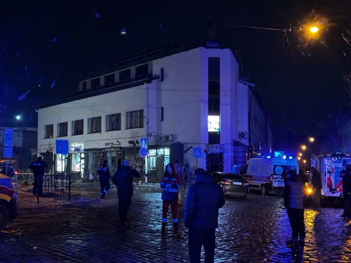 u-tsentri-lvova-prolunaly-dva-vybukhy-svidky-povidomliaiut-pro-postrazhdalykh
