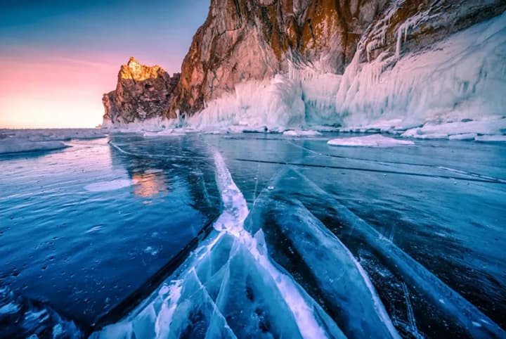 a-bus-with-chinese-tourists-fell-through-the-ice-on-lake-baikal-killing-8-people