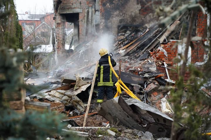 kilkist-postrazhdalykh-vid-nichnoi-ataky-rf-na-kyivshchynu-zrosla-do-17-chetvero-z-nykh-dity