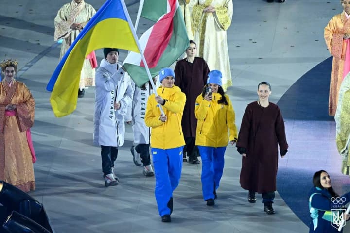zakryttia-olimpiady-2026-ukrainu-predstavyly-lyzhni-akrobaty-dmytro-kotovskyi-ta-anhelina-brykina