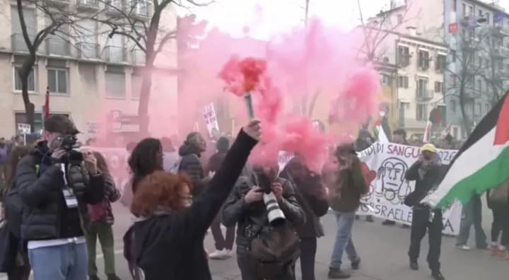 v-verone-pered-tseremoniei-zakritiya-olimpiadi-mitinguyushchie-ustroili-protest