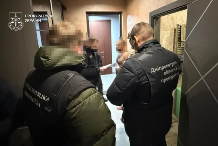 u-dnipri-shakhrai-zaroblialy-na-obmani-hromadian-yes-z-kryptoiu-cherez-koltsentry-u-nykh-znaishly-elitni-avto-i-miliony-u-valiuti-henprokuror