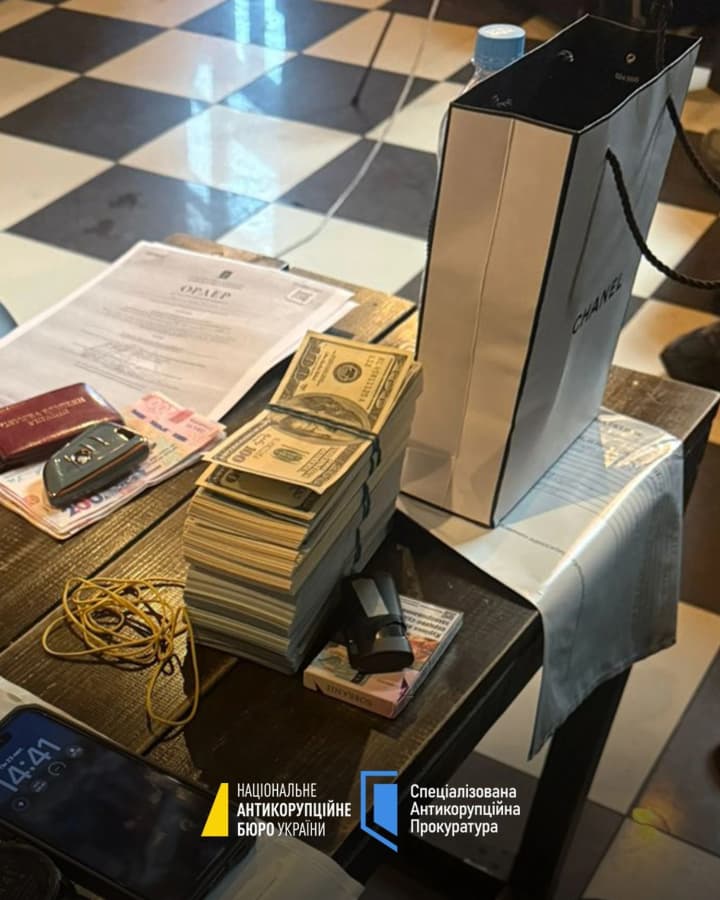 pratsivnyka-sbu-vykryly-na-khabari-v-68-tys-dolariv-za-zniattia-z-rozshuku-ta-vidstrochku-vid-mobilizatsii