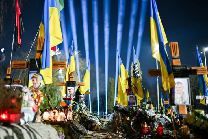 lviv-zapalyv-promeni-pamiati-nad-mohylamy-polehlykh-zakhysnykiv-naperedodni-richnytsi-povnomasshtabnoho-vtorhnennia-rf