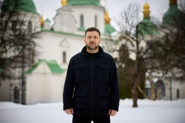 zelenskyi-zvernuvsia-do-ukraintsiv-u-rokovyny-vtorhnennia-z-bunkeru-na-bankovii-de-pratsiuvav-na-pochatku-viiny