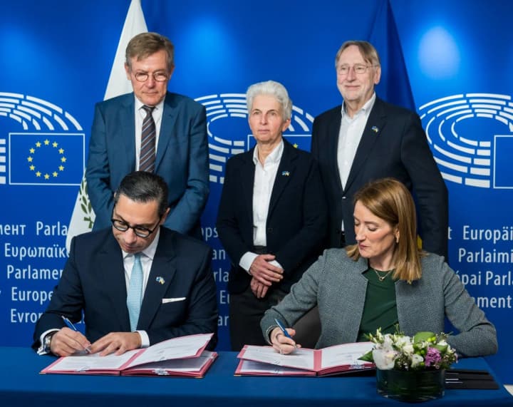 prezydentka-yevroparlamentu-pidpysala-kredyt-na-90-miliardiv-yevro-dlia-ukrainy