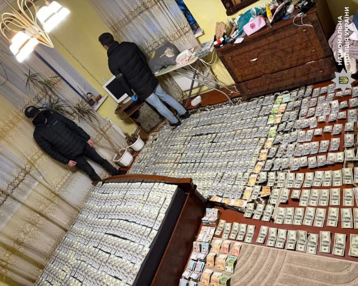 matir-i-syna-likariv-vykryly-na-skhemi-fiktyvnoi-invalidnosti-pid-chas-obshukiv-znaishly-sotni-tysiach-u-valiuti