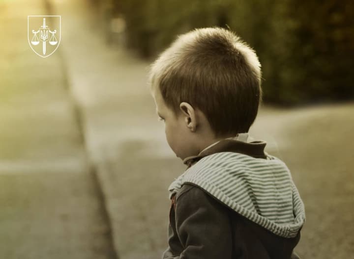 maty-vykolola-oko-3-richnomu-synu-zarady-sotsvyplat-yii-zasudyly-do-75-roku-za-gratamy