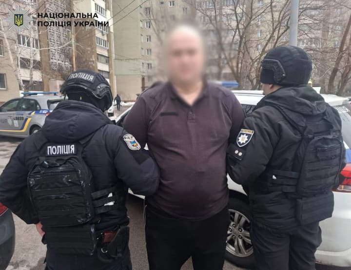 zbryv-vusa-shchob-ne-vpiznaly-cholovika-yakyi-hluzuvav-z-memorialu-zahyblym-zakhysnykam-na-maidani-zatrymaly