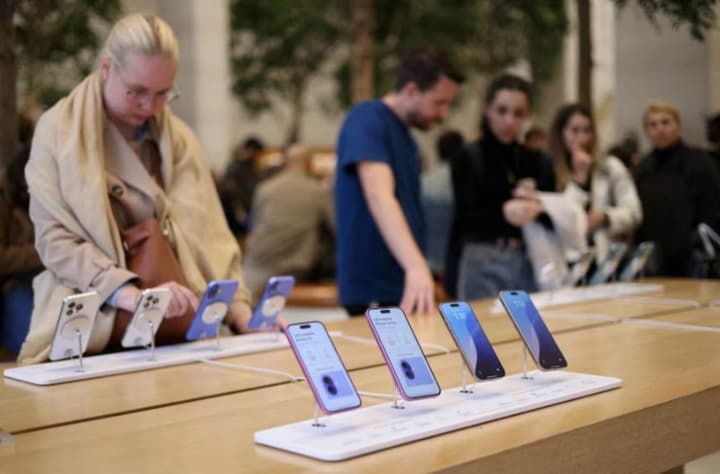 rinok-smartfonov-ozhidaet-rekordnoe-padenie-v-2026-godu-iz-za-defitsita-i-podorozhaniya-pamyati